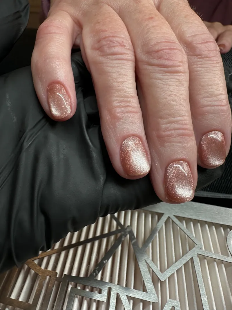 Short copper cat-eye gel nails